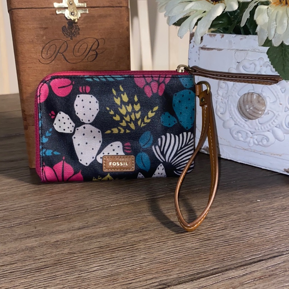 Fossil floral wristlet